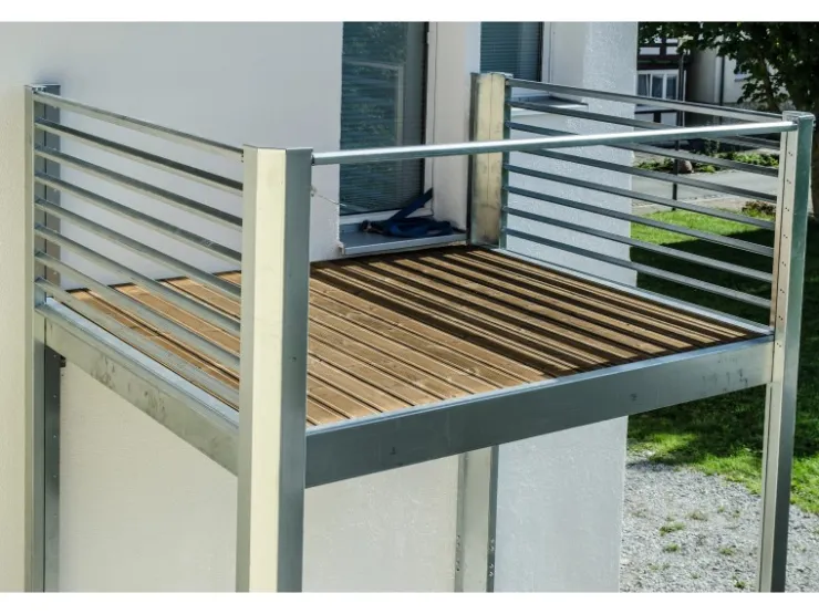 Balkone^Designbalkon Standard 288 x 236 x 290cm Holzboden mit Lamellengeländer
